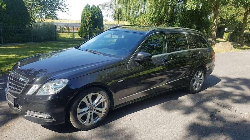 Schwarz Gebraucht 2011 Mercedes E200 Avantgarde Kombi | 9.500 € (Guter Preis) - Bild 1/4