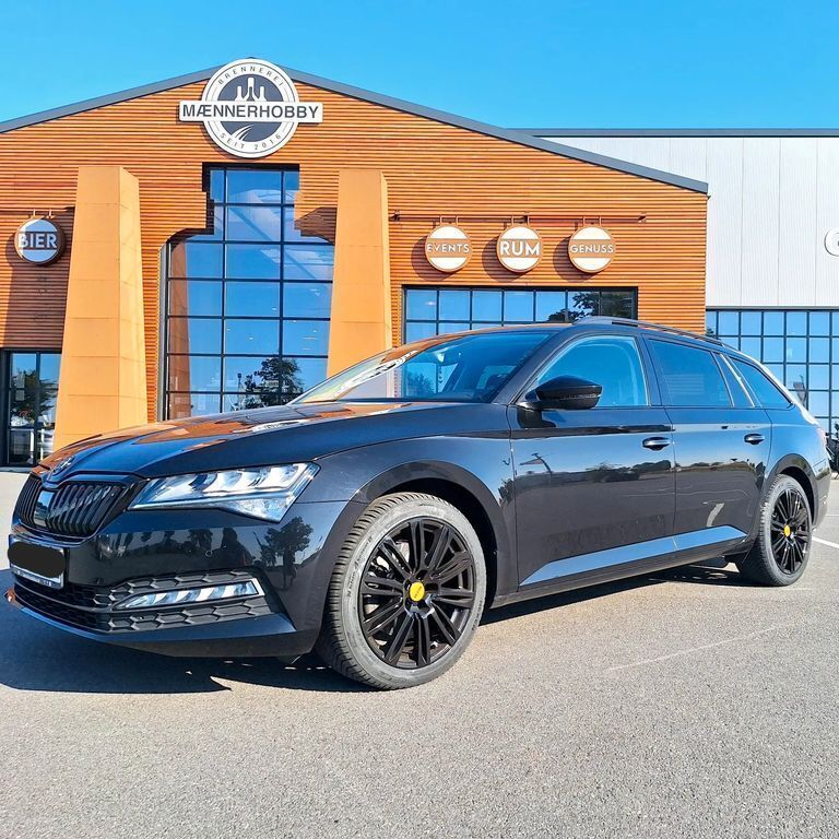 Schwarz Gebraucht 2022 Skoda Superb Style Kombi | 19.999 € (Guter Preis) - Bild 1/4