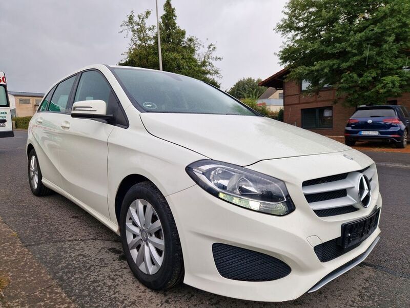 Weiß Gebraucht 2015 Mercedes B180 Van / Kleinbus | 9.818 € (Superpreis) - Bild 1/4