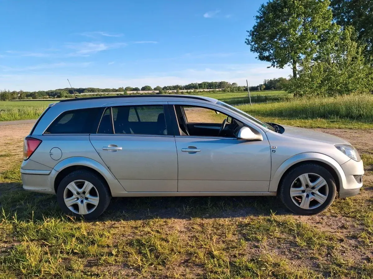 Gebraucht Opel Astra Edition 110 PS (80 kW) 2010 Silber Limousine
