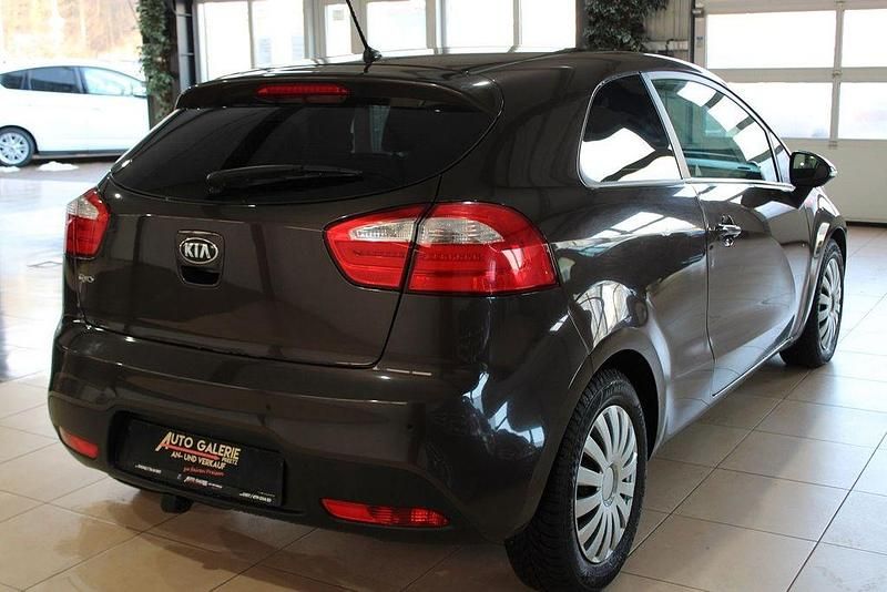 Gebraucht Kia Rio FIFA World Cup Edition 86 PS (63 kW) 2013 Braun Kleinwagen