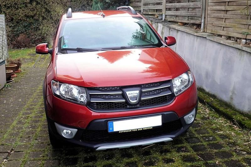 Rot Gebraucht 2015 Dacia Sandero Prestige Limousine | 5.800 € (Fairer Preis) - Bild 1/4