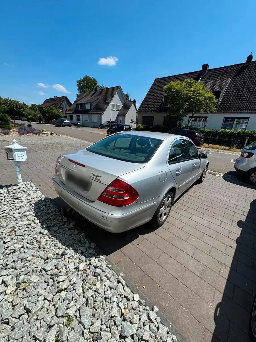 Gebraucht Mercedes E220 150 PS (110 kW) 2003 Silber Limousine
