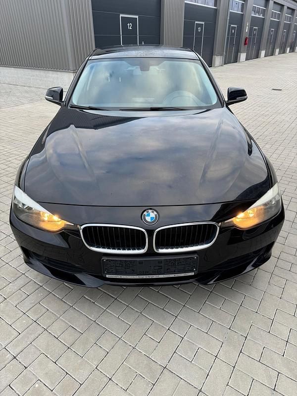 Schwarz Gebraucht 2013 BMW 318 Kombi | 8.700 € (Fairer Preis) - Bild 1/4