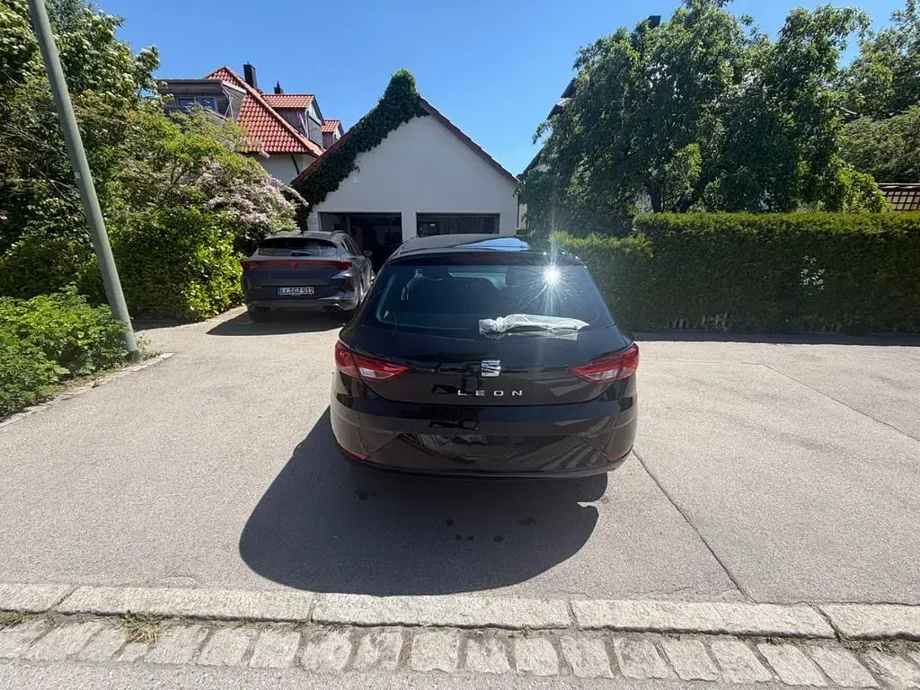 Używany Seat Leon Style 116 KM (85 kW) 2018 Czarny Sedan/Limuzyna
