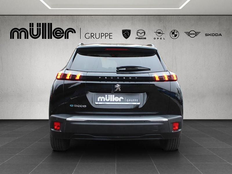 Gebraucht Peugeot e-2008 Allure 100 kW (136 PS) 2022 Perla nera schwarz metallic (metallic) SUV