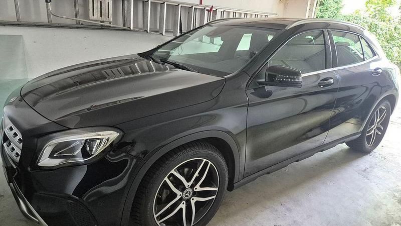 Schwarz Gebraucht 2019 Mercedes GLA200 Urban SUV | 22.999 € (Superpreis) - Bild 1/4