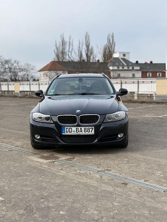 Gebraucht BMW 318 143 PS (105 kW) 2011 Schwarz Kombi