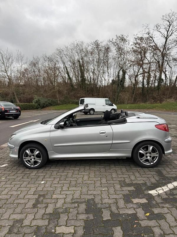 Gebraucht Peugeot 206 CC 109 PS (80 kW) 2004 Silber Cabrio