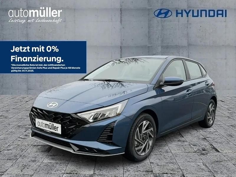 Blau vibrant blue / mic Gebraucht 2025 Hyundai i20 Trend Kleinwagen | 19.422 € (Fairer Preis) - Bild 1/1