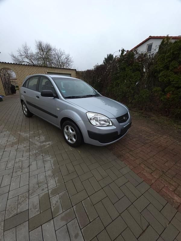 Grau Gebraucht 2006 Kia Rio Kleinwagen | 2.200 € (Guter Preis) - Bild 1/4