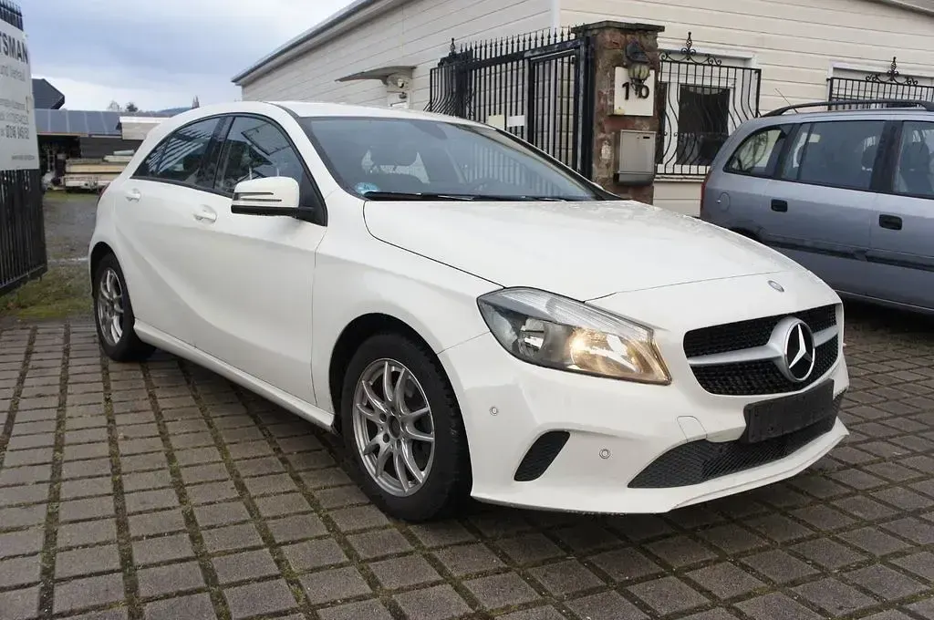 Gebraucht Mercedes A200 136 PS (100 kW) 2015 Weiß Kleinwagen