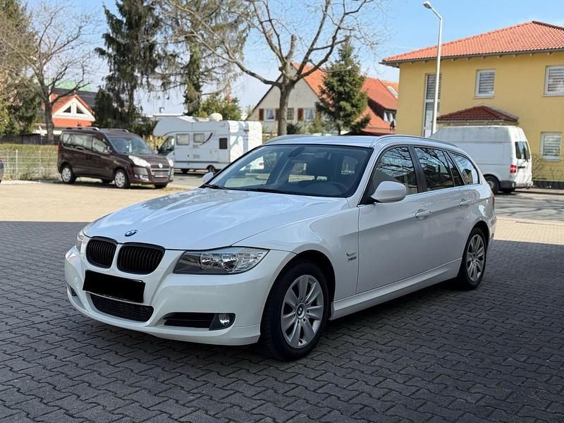 Gebraucht BMW 320 184 PS (135 kW) 2011 Weiß Kombi