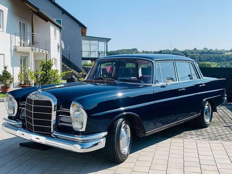Blau Gebraucht 1963 Mercedes W111 Limousine | 26.900 € - Bild 1/4