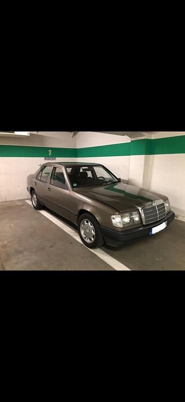Andere farben Gebraucht 1988 Mercedes E230 Limousine | 4.999 € - Bild 1/4