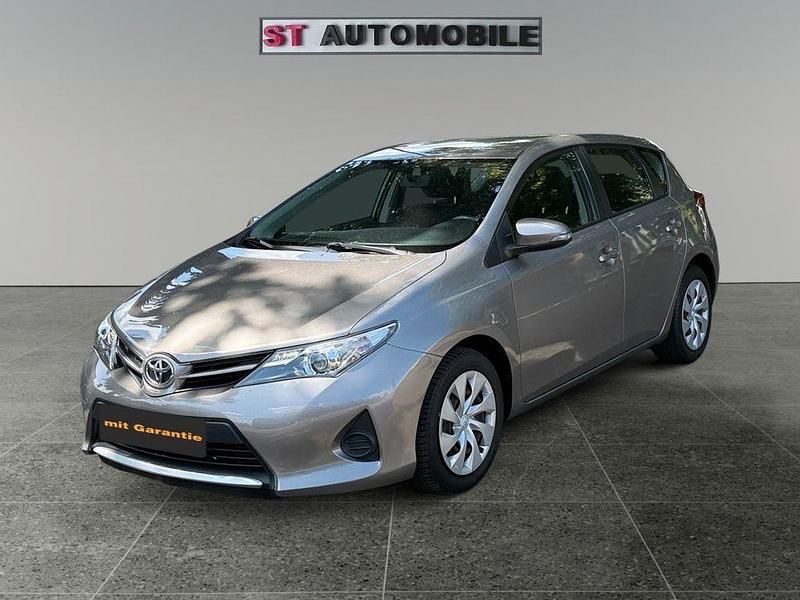 Beige Gebraucht 2015 Toyota Auris Cool Limousine | 8.990 € (Fairer Preis) - Bild 1/4