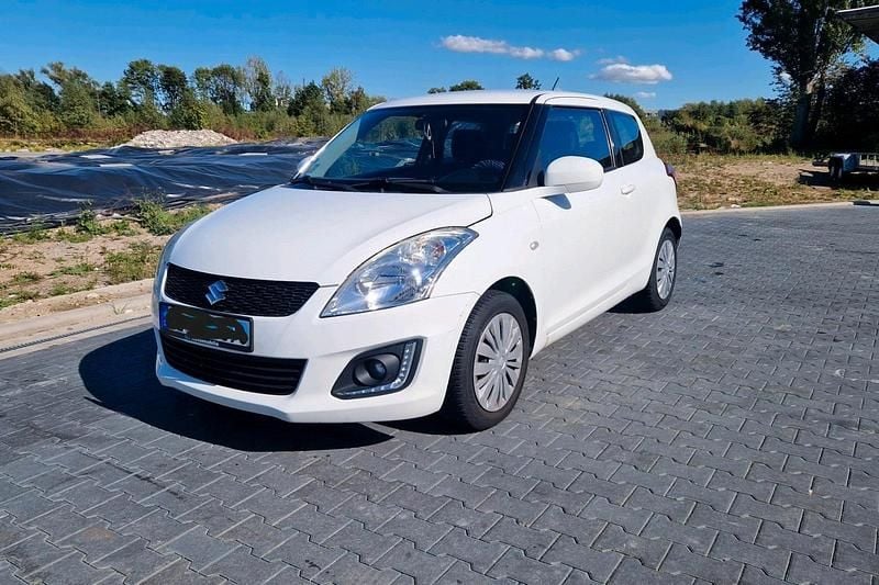 Weiß Gebraucht 2015 Suzuki Swift Club Kleinwagen | 5.900 € (Guter Preis) - Bild 1/4