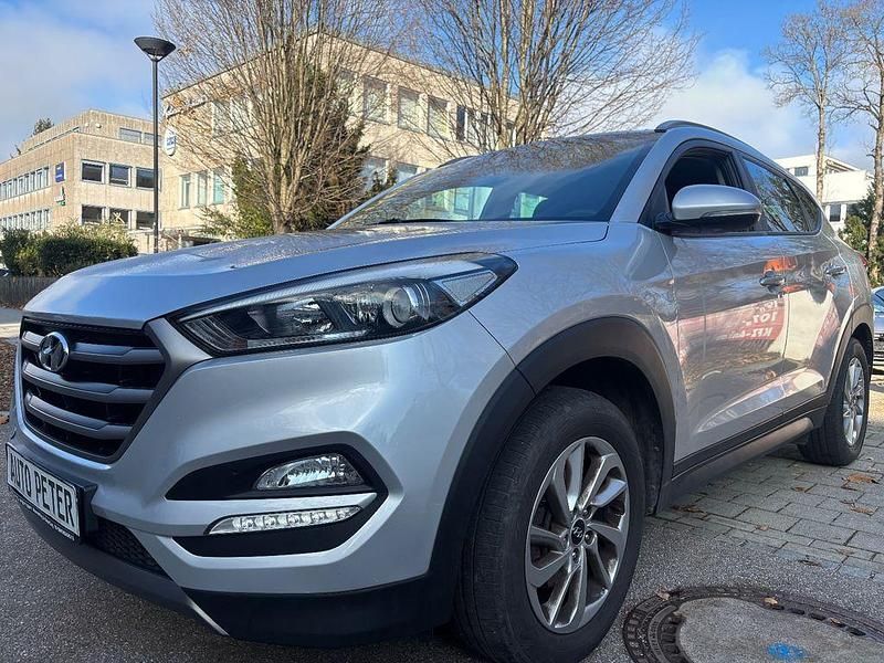 Silber Gebraucht 2016 Hyundai Tucson Intro Edition SUV | 11.700 € - Bild 1/4