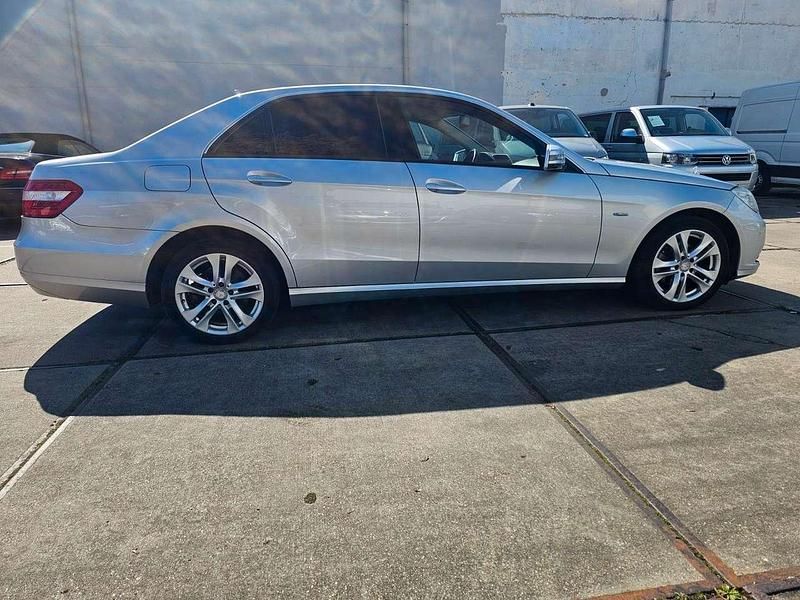Gebraucht Mercedes E200 184 PS (135 kW) 2010 Iridiumsilber Limousine