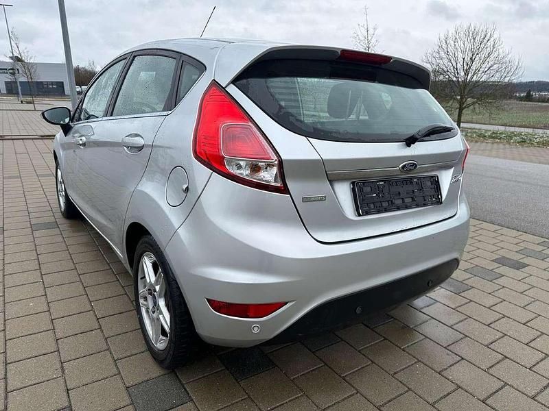 Gebraucht Ford Fiesta Titanium 101 PS (74 kW) 2012 Silber Kleinwagen