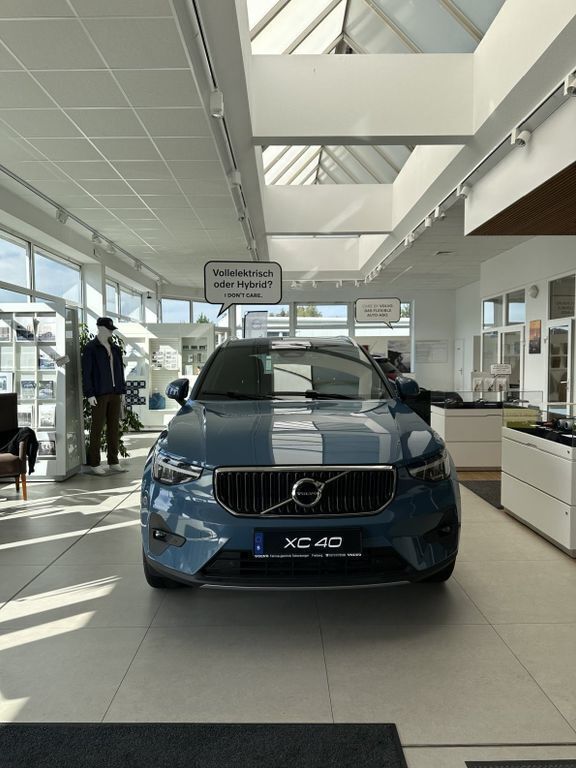 Blau Gebraucht 2024 Volvo XC40 Core SUV | 41.950 € (Teuer) - Bild 1/4