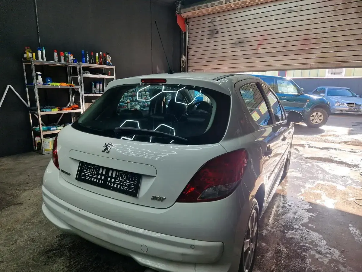 Gebraucht Peugeot 207 95 PS (69 kW) 2011 Weiß Limousine