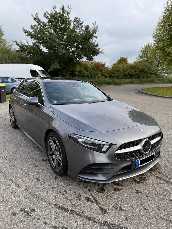 Grau Gebraucht 2019 Mercedes A220 AMG line Limousine | 25.920 € (Etwas zu teuer) - Bild 1/4