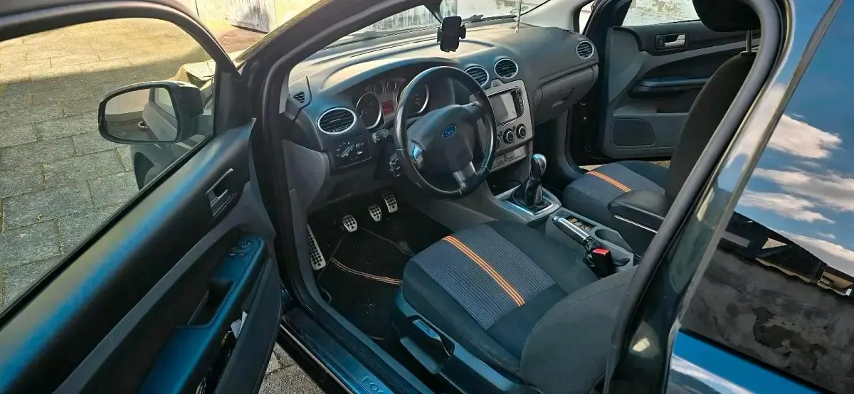 Gebraucht Ford Focus 100 PS (73 kW) 2010 Schwarz Coupé