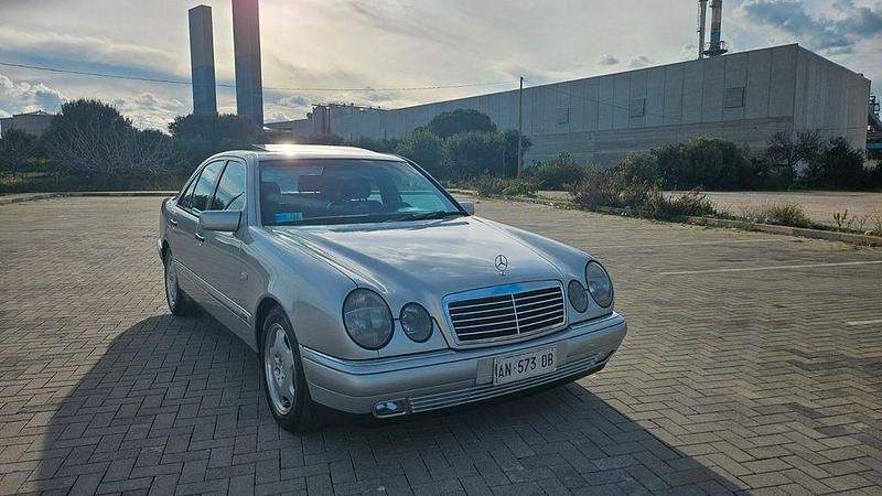 Gebraucht Mercedes 250 113 PS (83 kW) 1996 Silber Limousine