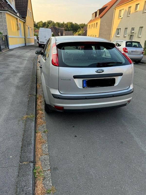 Gebraucht Ford Focus Ambiente 80 PS (58 kW) 2005 Grau Limousine