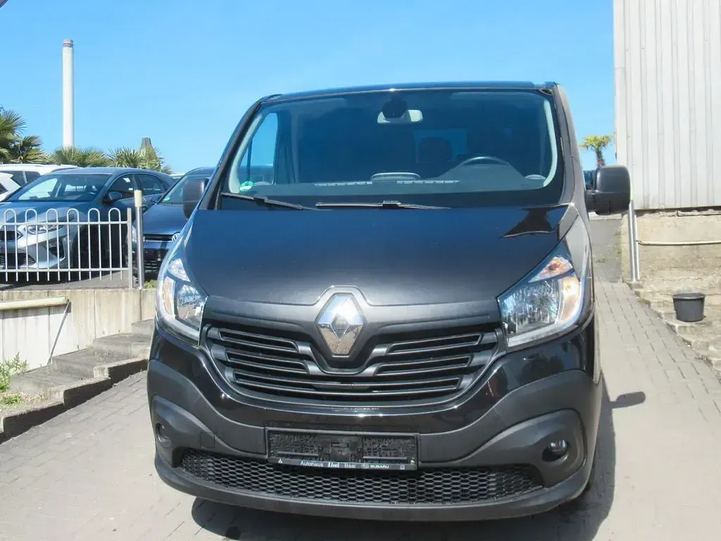 Usado Renault Trafic Expression 145 HP (106 kW) 2016 Preto Monovolume