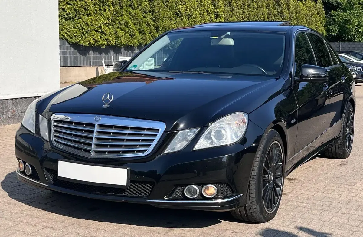 Gebraucht Mercedes E250 Elegance 204 PS (150 kW) 2011 Schwarz Limousine