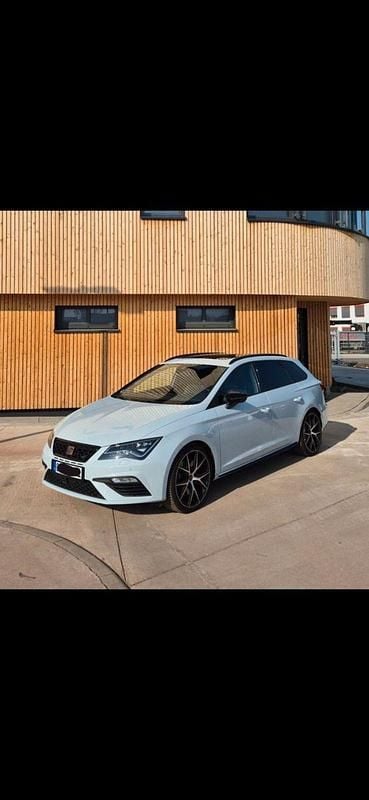 Weiß Gebraucht 2021 Seat Leon 4Drive Kombi | 25.500 € (Guter Preis) - Bild 1/4