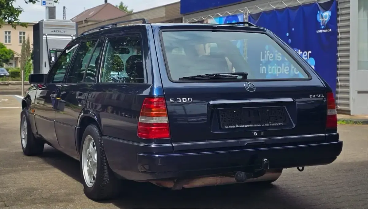 Gebraucht Mercedes E300 136 PS (100 kW) 1996 Blau Kombi