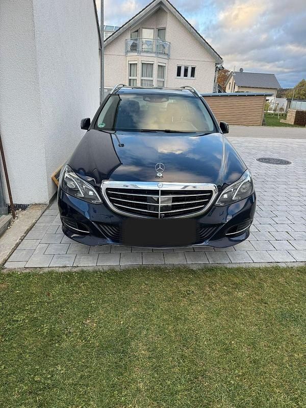 Blau Gebraucht 2014 Mercedes E250 Kombi | 12.500 € (Teuer) - Bild 1/4