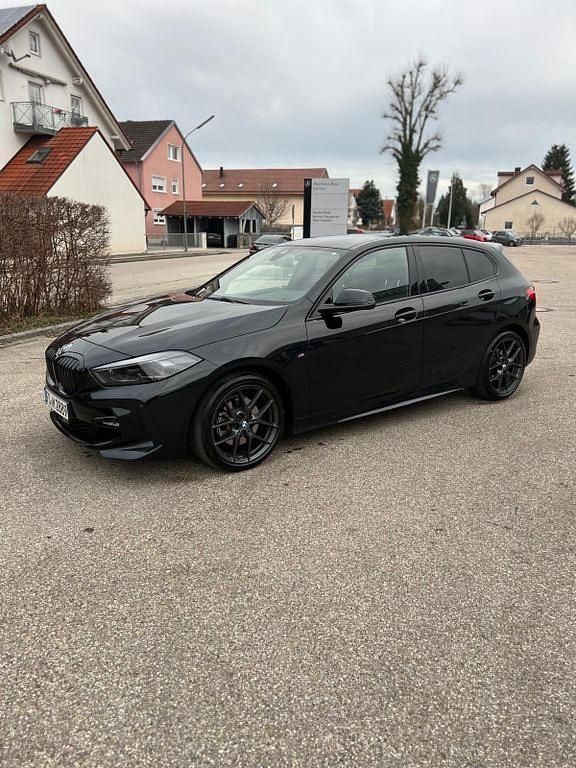 Schwarz Gebraucht 2022 BMW 118 M Sport Kleinwagen | 24.389 € (Fairer Preis) - Bild 1/4