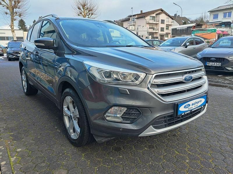 Grau Gebraucht 2017 Ford Kuga Titanium SUV | 15.790 € (Fairer Preis) - Bild 1/4