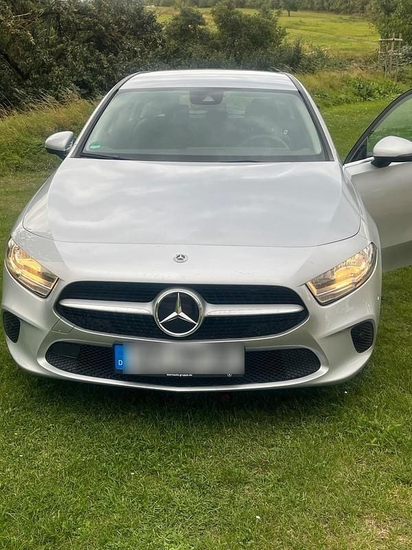 Silber Gebraucht 2021 Mercedes A180 Kleinwagen | 17.900 € (Superpreis) - Bild 1/4