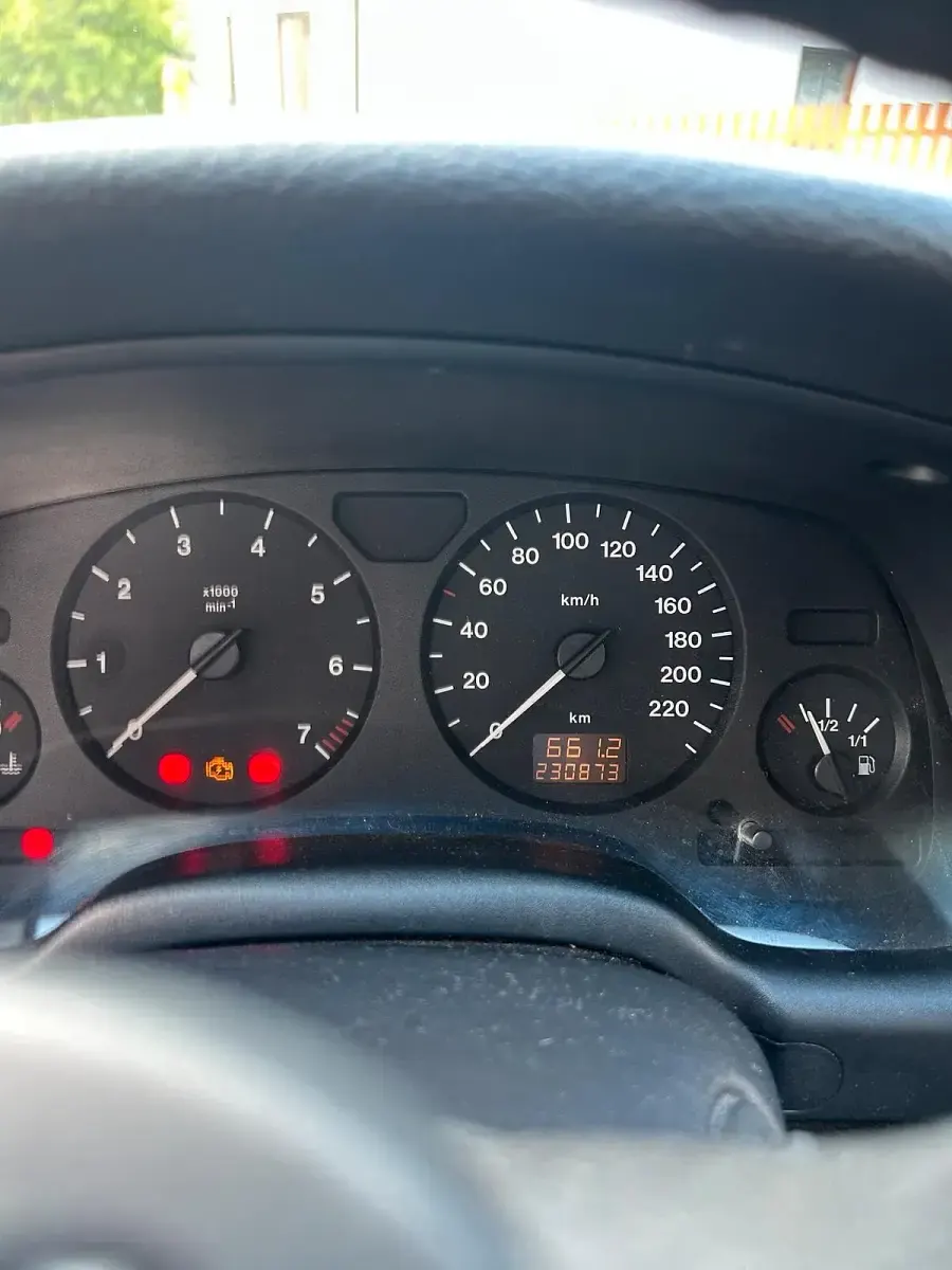 Używany Opel Astra 101 KM (74 kW) 1999 Czerwony Sedan/Limuzyna