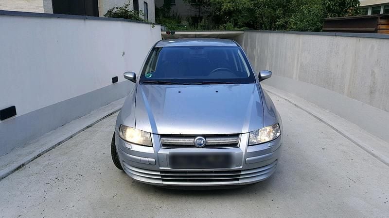 Grau Gebraucht 2006 Fiat Stilo Kleinwagen | 450 € (Guter Preis) - Bild 1/4