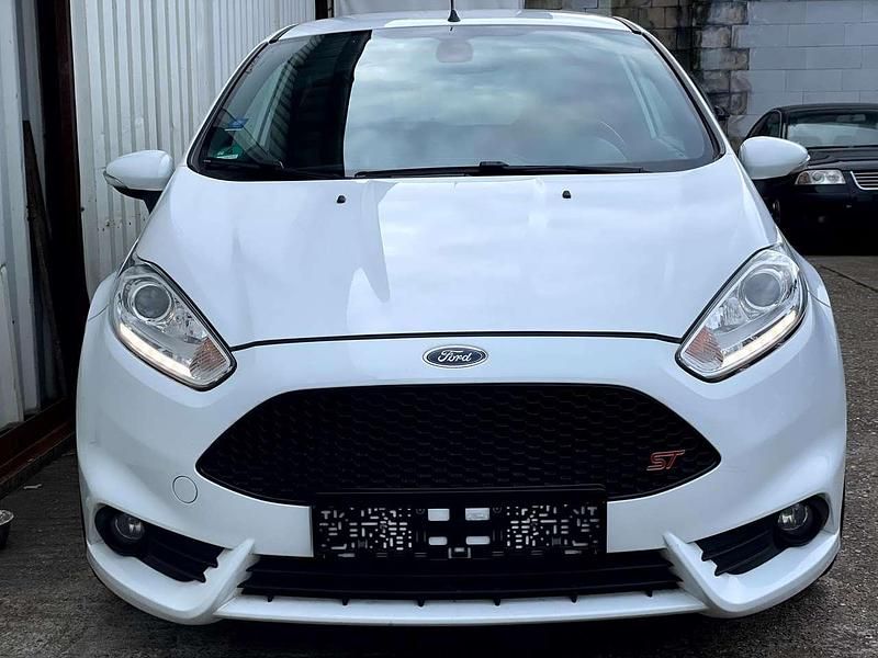 Gebraucht Ford Fiesta Performance Edition 182 PS (133 kW) 2015 Frostweiß Kleinwagen