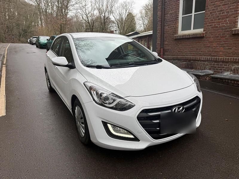 Gebraucht Hyundai i30 100 PS (73 kW) 2017 Weiß Kleinwagen