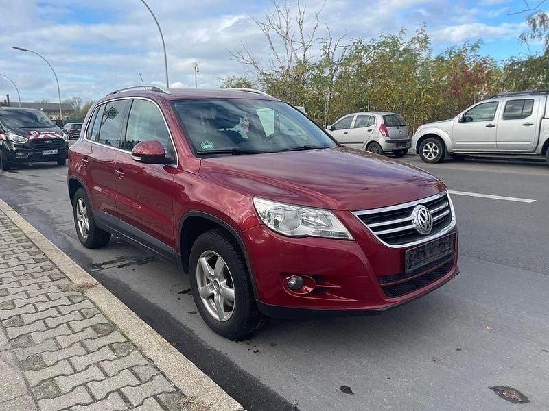 Rot Gebraucht 2010 VW Tiguan Sportline SUV | 5.499 € (Superpreis) - Bild 1/4