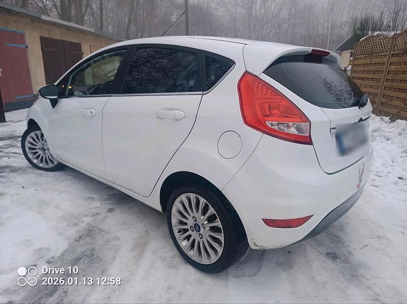 Gebraucht Ford Fiesta 60 PS (44 kW) 2011 Weiß Kleinwagen