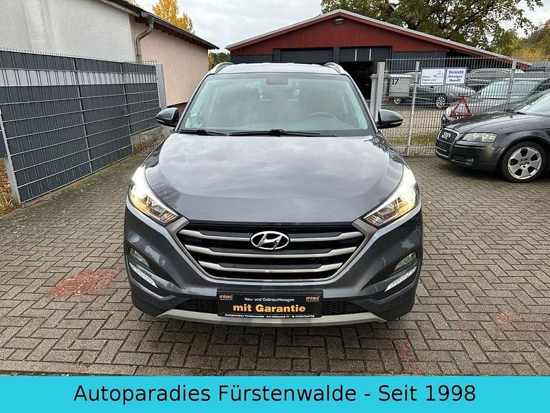 Grau Gebraucht 2017 Hyundai Tucson Passion SUV | 14.600 € (Fairer Preis) - Bild 1/4