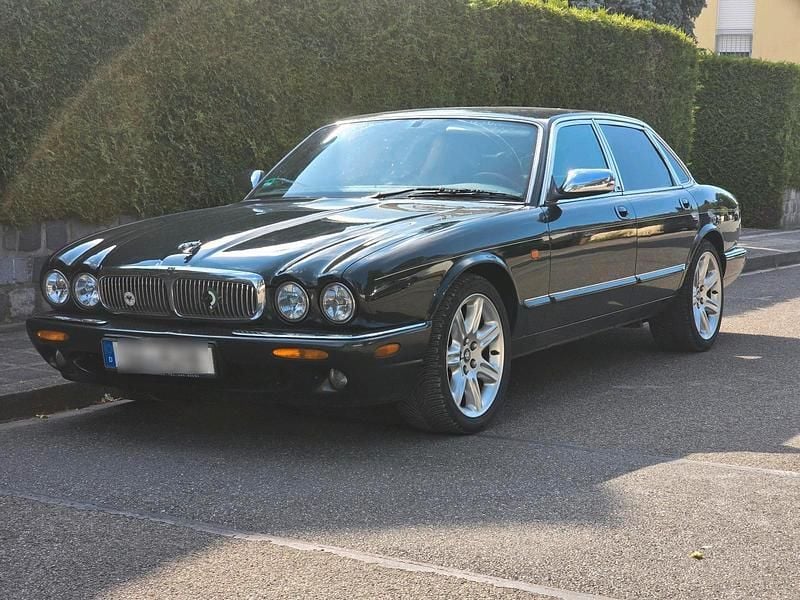Grün Gebraucht 1997 Jaguar XJ8 Limousine | 8.900 € - Bild 1/2