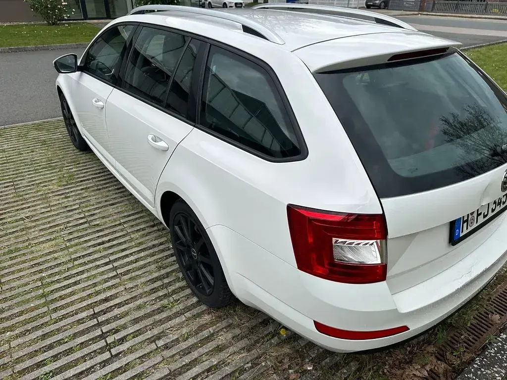 Gebraucht Skoda Octavia Ambition 140 PS (102 kW) 2013 Weiß Kombi
