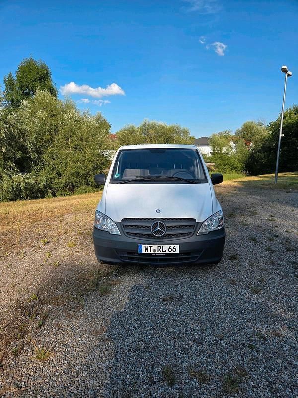 Weiß Gebraucht 2011 Mercedes Vito Van / Kleinbus | 6.990 € - Bild 1/4
