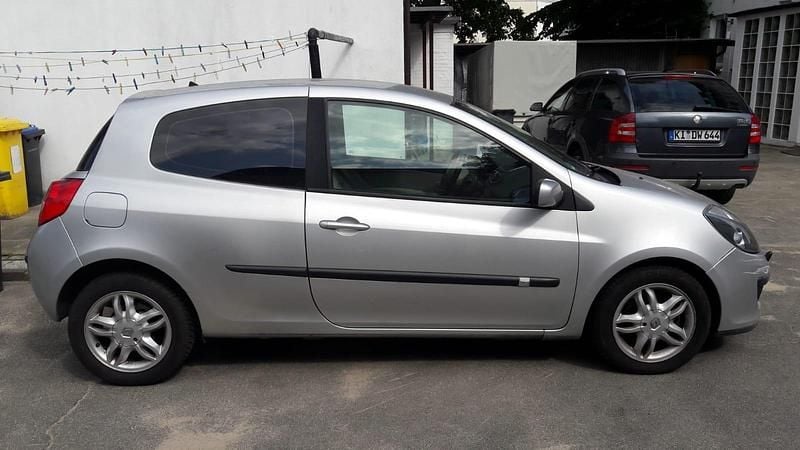Silber Gebraucht 2006 Renault Clio II Kleinwagen | 1.200 € (Guter Preis) - Bild 1/4