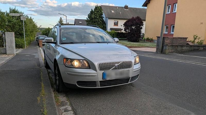 Silber Gebraucht 2006 Volvo V50 Kombi | 2.000 € (Fairer Preis) - Bild 1/4